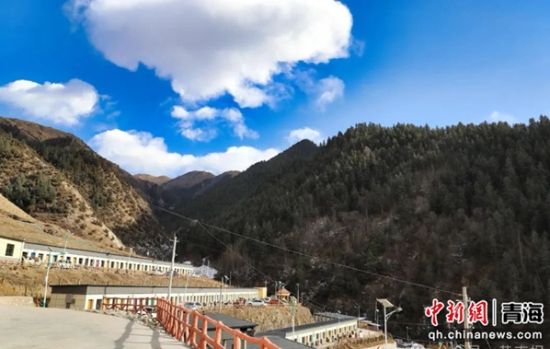 图为有序分布的民居。娘吉加摄