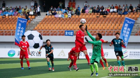 图为在2024青超联赛中，海东青海拉面队(绿衣)和海南龙羊队的激烈竞赛。马铭言 摄