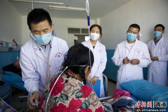 图为程康安开展诊疗。黄锦汇 供图