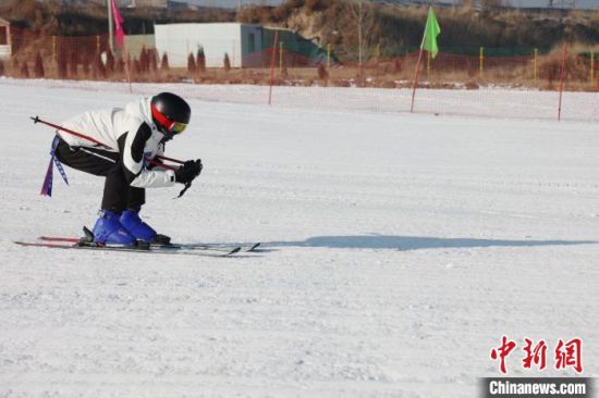 ͼϊһλ�����߲μ�˫��ѩ�ϻ��м�����ŀ�������� �� ͼϊһλ�����߲μ�˫��ѩ�ϻ��м�����ŀ�������� ��