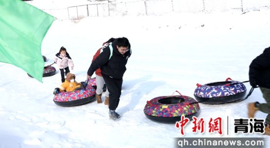 图为民众参加冰雪运动。大通县委宣传部 供图