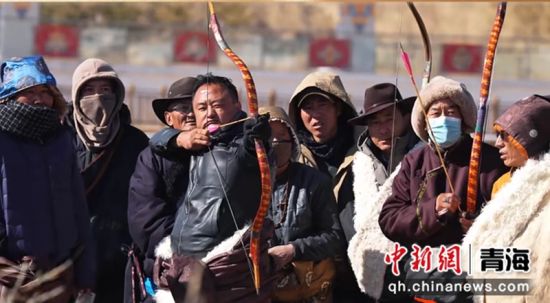 图为民族传统射箭赛现场。共和融媒供图