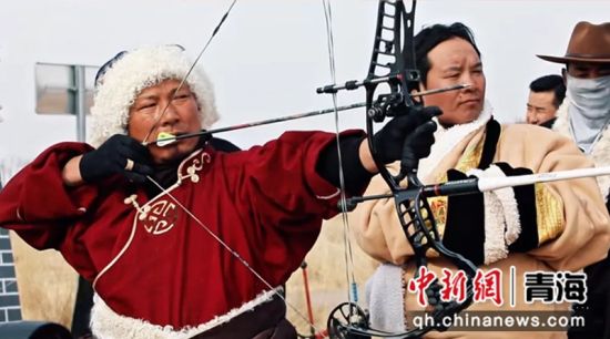 图为民族传统射箭赛现场。共和融媒供图