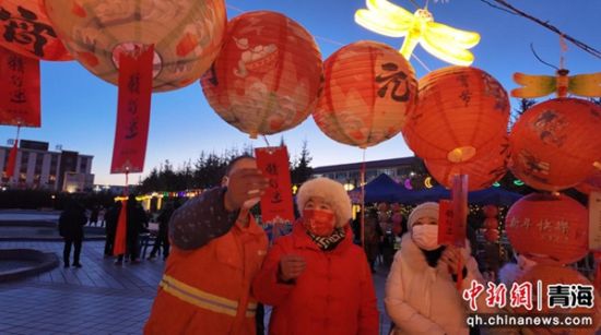 图为民众猜灯谜。刚察县委宣传部供图