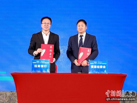 图为活动签约现场。李隽 摄