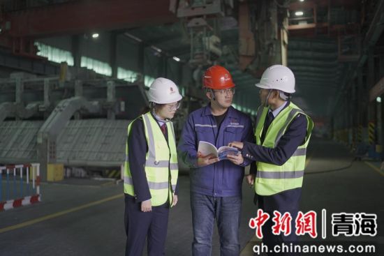 图为税务干部走进车间了解企业生产经营情况。杨扬 摄 图为税务干部走进车间了解企业生产经营情况。杨扬 摄