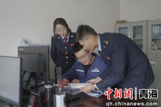 图为税务干部深入企业开展精准辅导。 杨扬 摄 图为税务干部深入企业开展精准辅导。 杨扬 摄