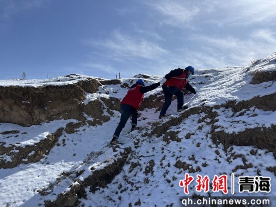 图为2月19日,国网青海电力三江源(黄化运检)共产党员服务队队员前往110千伏丹保ii回线路进行巡视。樊荣 摄 图为2月19日,国网青海电力三江源(黄化运检)共产党员服务队队员前往110千伏丹保ii回线路进行巡视。樊荣 摄