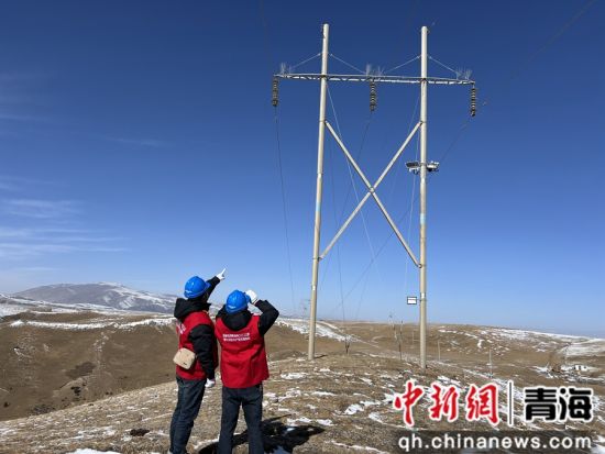 图为2月19日,国网青海电力三江源(黄化运检)共产党员服务队队员前往110千伏丹保ii回线路进行巡视。樊荣 摄 图为2月19日,国网青海电力三江源(黄化运检)共产党员服务队队员前往110千伏丹保ii回线路进行巡视。樊荣 摄