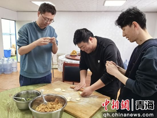 图为电网工作人员在项目部包饺子。王元明摄 图为电网工作人员在项目部包饺子。王元明摄