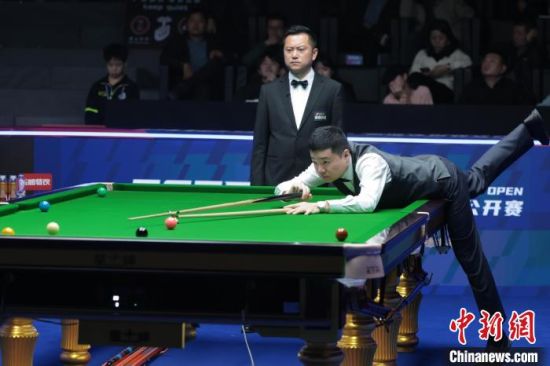 2月24日晚，丁俊晖轰出2杆破百，战胜英格兰老将乔佩里，晋级斯诺克世界公开赛32强。星牌体育供图
