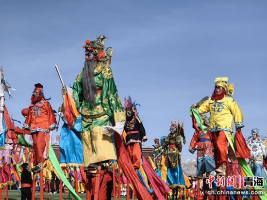 图为社火表演现场。 都宣 供图 图为社火表演现场。 都宣 供图