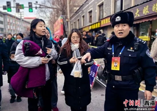 图为湟中警方在塔尔寺酥油花展期间执勤现场。湟中宣供图 图为湟中警方在塔尔寺酥油花展期间执勤现场。湟中宣供图