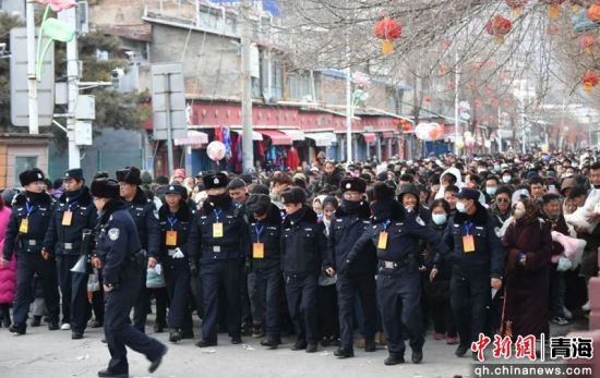 图为湟中警方在塔尔寺酥油花展期间执勤现场。湟中宣供图 图为湟中警方在塔尔寺酥油花展期间执勤现场。湟中宣供图