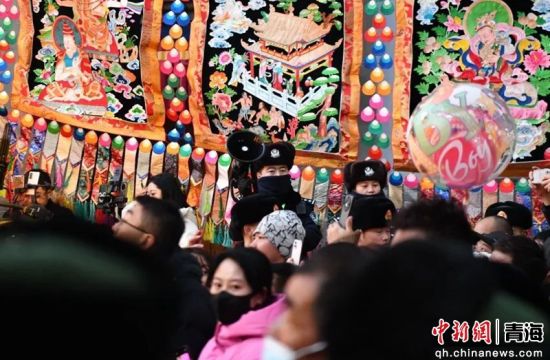图为湟中警方在塔尔寺酥油花展期间执勤现场。湟中宣供图 图为湟中警方在塔尔寺酥油花展期间执勤现场。湟中宣供图