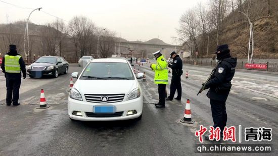 图为“酒毒同检”专项行动现场。李霄明 摄 图为“酒毒同检”专项行动现场。李霄明 摄