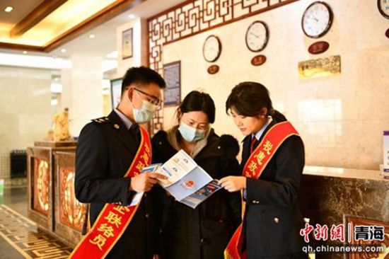 图为“税企联络员”为香巴林卡酒店财务人员讲解税收优惠政策。 莫鑫生 摄 图为“税企联络员”为香巴林卡酒店财务人员讲解税收优惠政策。 莫鑫生 摄