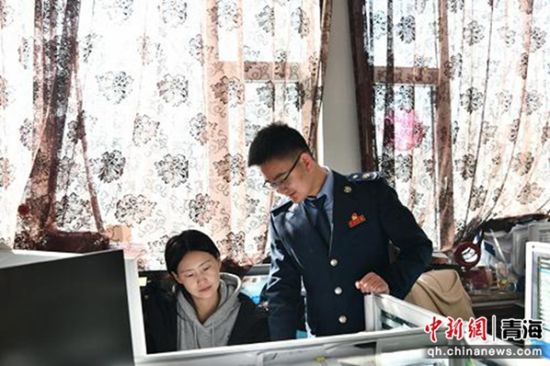 图为税务干部辅导藏文化馆财务负责人相关涉税知识。 莫鑫生 摄 图为税务干部辅导藏文化馆财务负责人相关涉税知识。 莫鑫生 摄