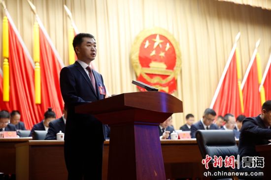 图为马明旭代表县人民政府向大会作《政府工作报告》。通宣 供图 图为马明旭代表县人民政府向大会作《政府工作报告》。通宣 供图