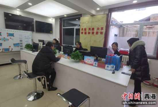 图为发挥社区石榴籽服务先锋岗,切实解决群众身边的操心事、烦心事、揪心事。西宁市民宗委供图 图为发挥社区石榴籽服务先锋岗,切实解决群众身边的操心事、烦心事、揪心事。西宁市民宗委供图
