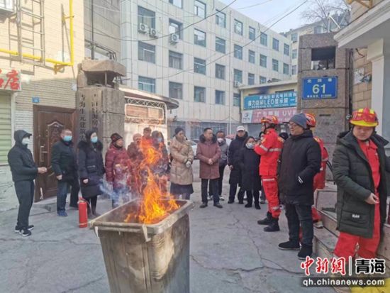 图为发挥社区石榴籽服务先锋岗,切实解决群众身边的操心事、烦心事、揪心事。西宁市民宗委供图 图为发挥社区石榴籽服务先锋岗,切实解决群众身边的操心事、烦心事、揪心事。西宁市民宗委供图