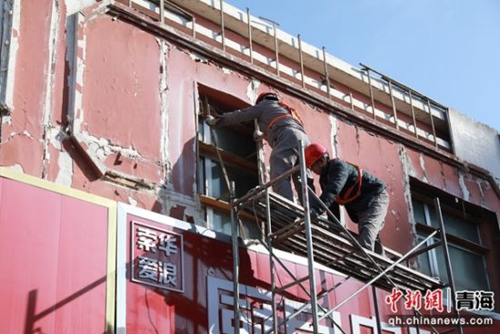 图为专业施工队伍逐户进行阻碍逃生通道设置障碍物拆除。 青海消防供图 图为专业施工队伍逐户进行阻碍逃生通道设置障碍物拆除。 青海消防供图