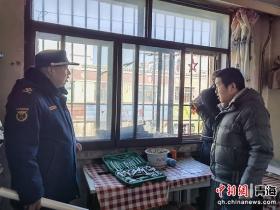 图为消防救援人员向租户、房东、商户等普及相关法律法规。 青海消防供图 图为消防救援人员向租户、房东、商户等普及相关法律法规。 青海消防供图