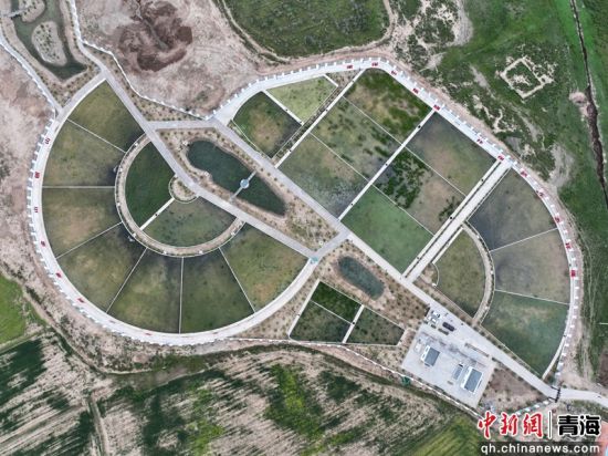图为兴海县污水处理厂尾水湿地深度工程俯瞰图。兴宣供图 图为兴海县污水处理厂尾水湿地深度工程俯瞰图。兴宣供图