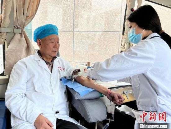 图为王文明正在进行献血。祁妙摄 图为王文明正在进行献血。祁妙摄
