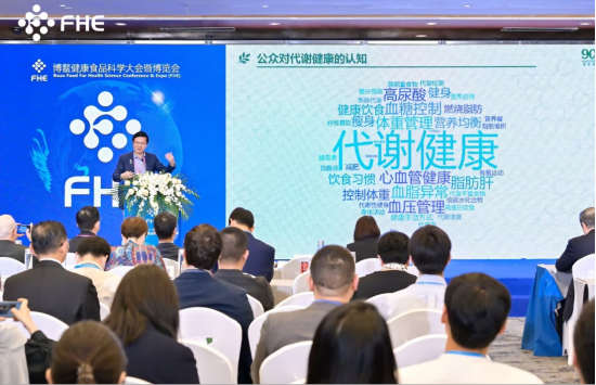 图为安利科创中心阚君陶博士介绍改善代谢综合征的产品开发实践。 图为安利科创中心阚君陶博士介绍改善代谢综合征的产品开发实践。