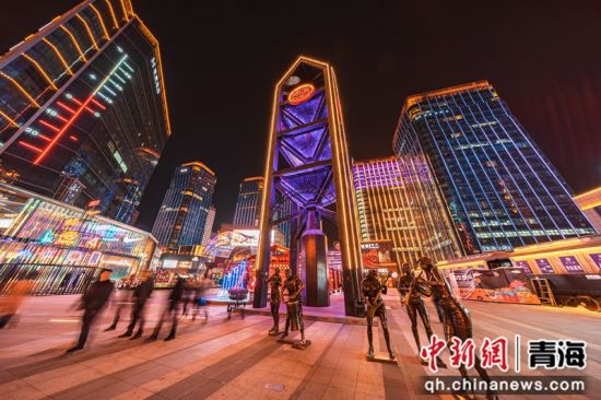 图为夜幕下的城西区唐道商圈。黄宁 摄 图为夜幕下的城西区唐道商圈。黄宁 摄