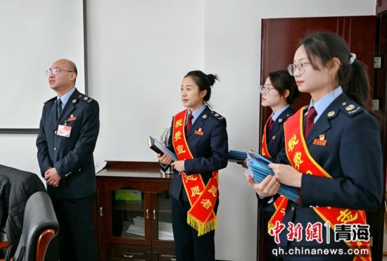 图为税务干部向两会代表宣讲税收政策。 刘然曦摄 图为税务干部向两会代表宣讲税收政策。 刘然曦摄