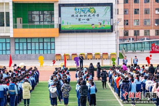 图为开发区税务局干部在十里铺小学开展税法知识之开学“第一课”活动现场。杨扬 摄 图为开发区税务局干部在十里铺小学开展税法知识之开学“第一课”活动现场。杨扬 摄