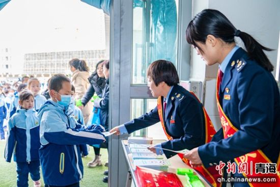图为税务干部在教学楼前向同学们发放税法知识宣传册。 杨扬 摄 图为税务干部在教学楼前向同学们发放税法知识宣传册。 杨扬 摄