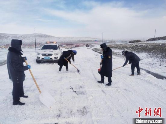 图为清雪保通现场。青海省交通运输厅供图 图为清雪保通现场。青海省交通运输厅供图
