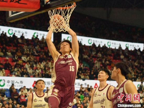 3月2日晚，2025年cba全明星正赛在吉林长春举办，北区队球员杨瀚森在比赛中上演双手暴扣。　刘栋 摄