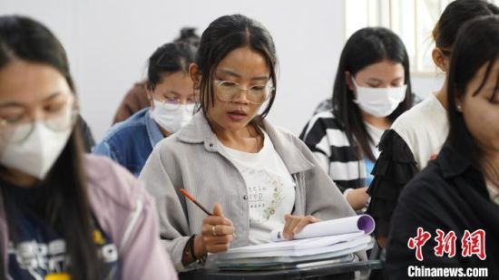 当地时间3月2日,柬埔寨王家研究院孔子学院内,学习中文的柬埔寨学生。 祁妙 摄 当地时间3月2日,柬埔寨王家研究院孔子学院内,学习中文的柬埔寨学生。 祁妙 摄