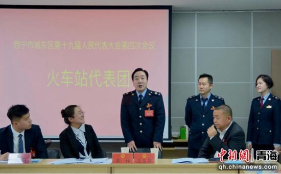 图为城东区税务局党委书记尚陇平为火车站代表团介绍区局宣讲团队。泽仁曲珍 摄 图为城东区税务局党委书记尚陇平为火车站代表团介绍区局宣讲团队。泽仁曲珍 摄