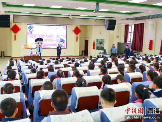 图为开学季西宁市税务局开展“开学第一课”税法宣传进校园活动。张晓昕摄 图为开学季西宁市税务局开展“开学第一课”税法宣传进校园活动。张晓昕摄