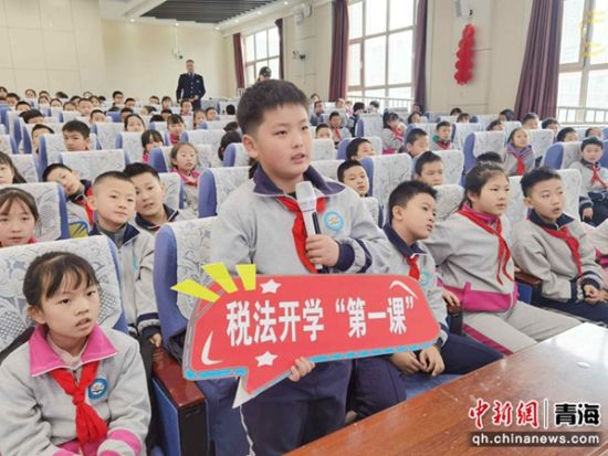 图为在互动答题环节,学生们踊跃举手答题。张晓昕摄 图为在互动答题环节,学生们踊跃举手答题。张晓昕摄
