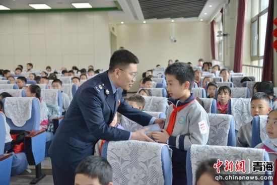 图为税务干部为学生送去小礼品。张晓昕摄 图为税务干部为学生送去小礼品。张晓昕摄