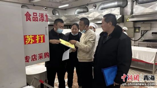 图为各相关部门工作人员深入各学校(园)围绕消防安全、食品安全等方面开展全方位安全隐患排查。兴宣供图 图为各相关部门工作人员深入各学校(园)围绕消防安全、食品安全等方面开展全方位安全隐患排查。兴宣供图