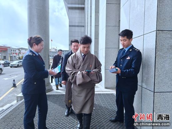 图为税务干部向久治县人大代表、县委副书记、县政府县长卓玛当周宣传税收优惠政策。 薛首燕 摄 图为税务干部向久治县人大代表、县委副书记、县政府县长卓玛当周宣传税收优惠政策。 薛首燕 摄
