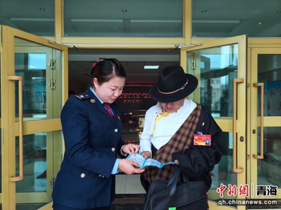 图为税务干部向参会的政协委员宣讲税费优惠政策和税法知识。 薛首燕 摄 图为税务干部向参会的政协委员宣讲税费优惠政策和税法知识。 薛首燕 摄