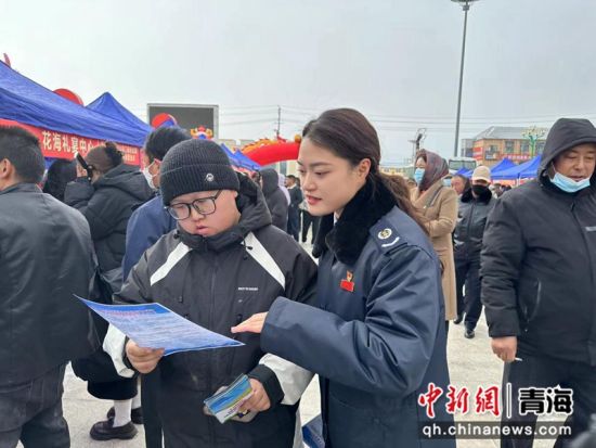 图为税务干部向高校毕业生讲解就业优惠政策。刘林鑫 摄 图为税务干部向高校毕业生讲解就业优惠政策。刘林鑫 摄