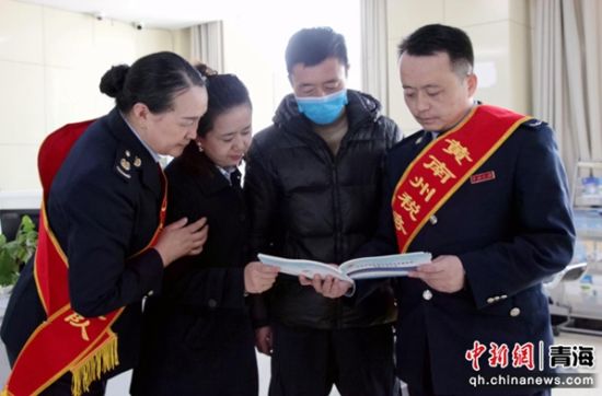 图为志愿服务队成员向缴费人讲解操作流程。 廖欣 摄 图为志愿服务队成员向缴费人讲解操作流程。 廖欣 摄