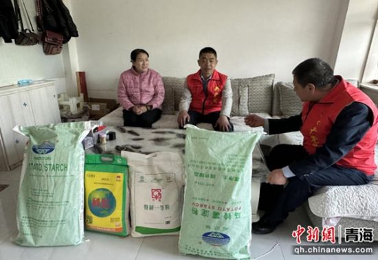 图为祁连县税务局党员先锋队深入社区开展帮扶活动。乌日乐 摄 图为祁连县税务局党员先锋队深入社区开展帮扶活动。乌日乐 摄
