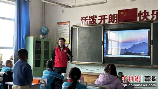 图为农发行志愿者为小学生们普及环保知识。 中行宣 供图 图为农发行志愿者为小学生们普及环保知识。 中行宣 供图
