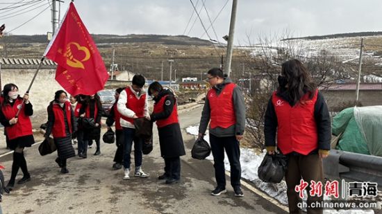图为志愿者在沿山小路上清理垃圾。 中行宣 供图 图为志愿者在沿山小路上清理垃圾。 中行宣 供图