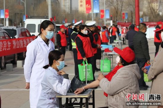 图为启动仪式现场,志愿者开展义诊。 海南州委宣传部供图 图为启动仪式现场,志愿者开展义诊。 海南州委宣传部供图